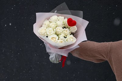 Букет цветов из белых роз "Валентинка"